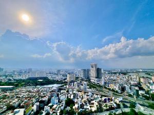 uitzicht op een grote stad met gebouwen bij Happy Homes - Vinhomes Central Park in Ho Chi Minh-stad