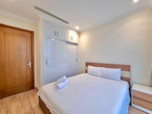 Säng eller sängar i ett rum på Happy Homes - Vinhomes Central Park