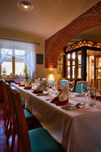 Televiisor ja/või meelelahutuskeskus majutusasutuses Hotel Čertousy