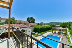 Bazén v ubytovaní Stone villa with pool alebo v jeho blízkosti