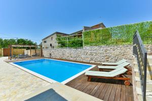 Bazén v ubytovaní Stone villa with pool alebo v jeho blízkosti