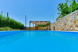 Bazén v ubytovaní Stone villa with pool alebo v jeho blízkosti