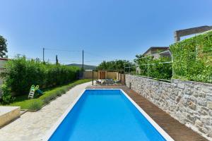 Bazén v ubytovaní Stone villa with pool alebo v jeho blízkosti