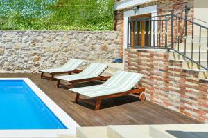 Bazén v ubytovaní Stone villa with pool alebo v jeho blízkosti
