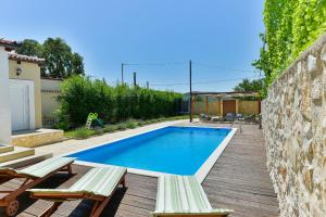 Bazén v ubytovaní Stone villa with pool alebo v jeho blízkosti