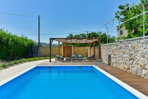 Bazén v ubytovaní Stone villa with pool alebo v jeho blízkosti