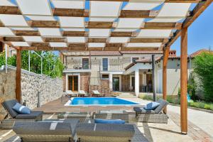 Bazén v ubytovaní Stone villa with pool alebo v jeho blízkosti
