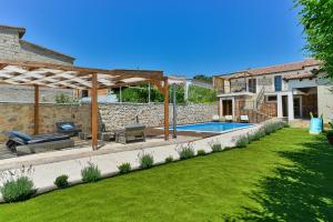 Bazén v ubytovaní Stone villa with pool alebo v jeho blízkosti