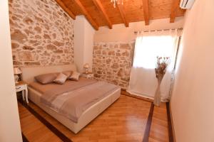 Posteľ alebo postele v izbe v ubytovaní Stone villa with pool + 30 fotografií
