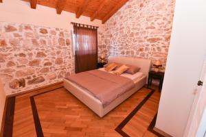 Posteľ alebo postele v izbe v ubytovaní Stone villa with pool