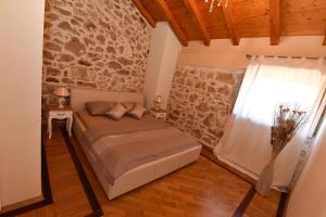 Posteľ alebo postele v izbe v ubytovaní Stone villa with pool