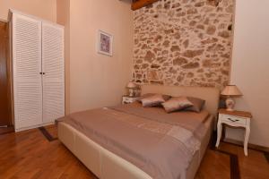 Posteľ alebo postele v izbe v ubytovaní Stone villa with pool