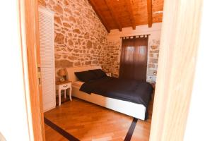 Posteľ alebo postele v izbe v ubytovaní Stone villa with pool