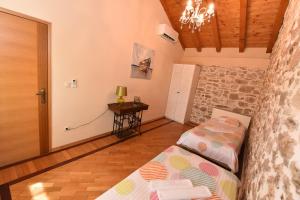 Posteľ alebo postele v izbe v ubytovaní Stone villa with pool