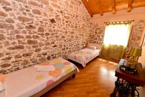 Posteľ alebo postele v izbe v ubytovaní Stone villa with pool
