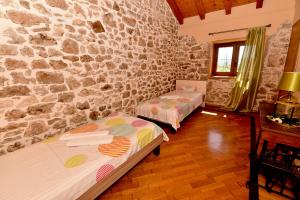 Posteľ alebo postele v izbe v ubytovaní Stone villa with pool