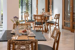 uma sala de jantar com mesa e cadeiras em Avra City Boutique Hotel em Chania Town