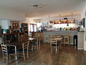 un bar con mesas y sillas en un restaurante en Malì Trevignano Piccolo Hotel, en Trevignano Romano