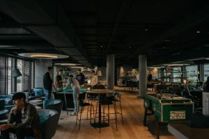 哥本哈根Next House Copenhagen的一群人坐在餐厅的桌子旁