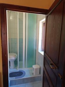 uma casa de banho com um WC e uma cabina de duche em vidro. em Via Re Federico 13 em Ribera