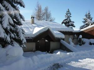 une maison recouverte de neige avec un toit dans l'établissement Chalet Saint-Michel-de-Chaillol, 6 pièces, 10 personnes - FR-1-393-38, à Saint-Michel-de-Chaillol