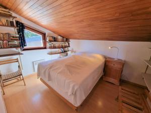 um quarto com uma cama, uma secretária e uma janela em Chalet Saint-Michel-de-Chaillol, 6 pièces, 10 personnes - FR-1-393-38 em Saint-Michel-de-Chaillol