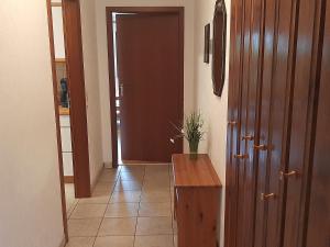 a hallway with a door and a table in a room at Ferienwohnung Minna Herzlieb in Görlitz
