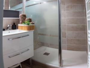 Kúpeľňa v ubytovaní Appartement 5 pers à Saint-Lary avec WiFi - FR-1-296-460 + 2 fotografie