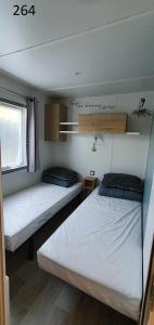 レ・マトゥにあるdavorel mobil homeの小さな部屋のベッド2台が備わる部屋