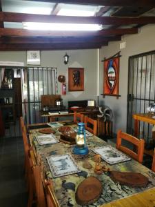 un comedor con una mesa larga con sillas en Moeg Geploeg Lodge, en Port Shepstone