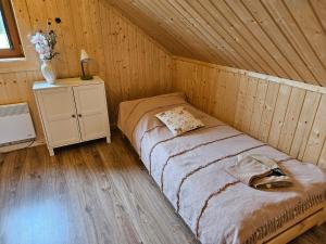 Кровать или кровати в номере Przystań Mielnów