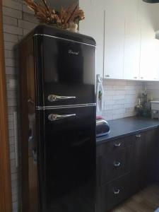 frigorifero nero in cucina con bancone di Anemone a Stavrákion