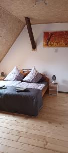 1 dormitorio con 1 cama y una pintura en la pared en Haus beim Schloß, en Woldegk