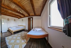 Кровать или кровати в номере Hanul Casa Alba Fehér Ház Fogadó