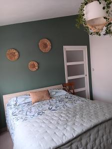 ein Schlafzimmer mit einem Bett und zwei Spiegeln an der Wand in der Unterkunft La villa MARIE in Cavaillon