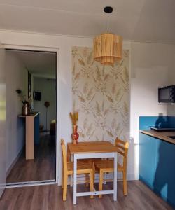 een keuken en eetkamer met een tafel en stoelen bij Studio Flevo Batavia in Lelystad