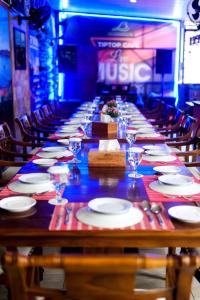 - une longue table avec des assiettes et des verres à vin dans l'établissement Grand Buana Lestari Hotel, à Duku