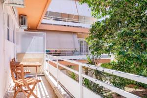 En balkong eller terrass på Private Voula Beach Suite