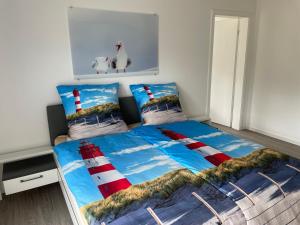 - une chambre avec un lit doté d'un couvre-lit rouge et blanc dans l'établissement Ferienhaus Urlaubshafen, à Bremerhaven