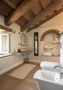een badkamer met een wastafel en een spiegel bij La locanda del cuore in Carrù