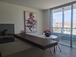 Luxury apartment Lisbon في لشبونة: غرفة معيشة مع طاولة ونافذة كبيرة