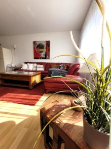 Una sala de estar con un sofá rojo y una mesa. en Winterberg Appartement 21068, en Winterberg