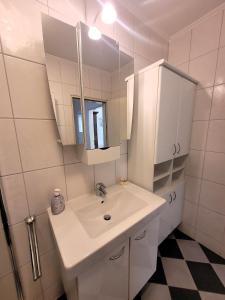 Un baño blanco con lavabo y espejo. en Winterberg Appartement 21068, en Winterberg 13 fotos más