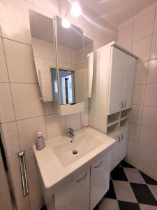 ヴィンターベルクにあるWinterberg Appartement 21068の白いバスルーム(シンク、鏡付)