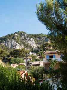 uma vista para uma montanha com casas e árvores em Logement Le Serein em Toulon