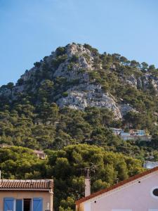 Une montagne avec une maison en face dans l'établissement Logement Le Serein, à Toulon