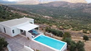 uma imagem de uma villa com piscina em Villa Gusta em Thólos