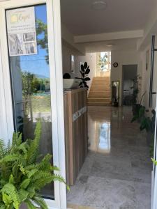 een hal met een deur naar een huis bij Apartments kupi ul rudaj 41 in Ulcinj