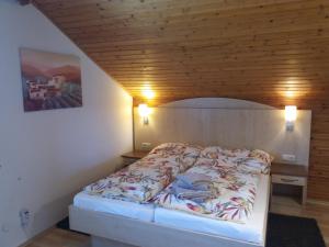 Letto o letti in una camera di Gasthof Strobl Waldfrieden Garni