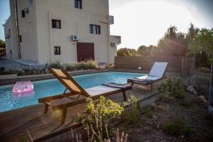 Bazén v ubytovaní Sitia Poolside Gem - Crete's Fuego Sagrado alebo v jeho blízkosti